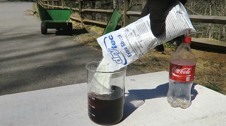 Esto pasa cuando mezclas Coca-Cola con cloro para piscinas