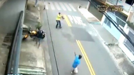 Se salva de morir tiroteado usando su casco como ‘arma’