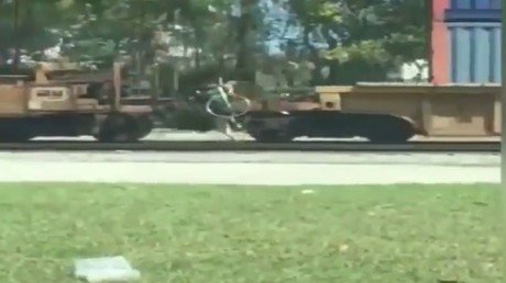 Un cartero apresurado se cansa de esperar a que pase el tren y hace algo increíble