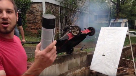 Esto es lo que pasa si lanzamos un bote de spray pintura contra las cuchillas de un cortacésped