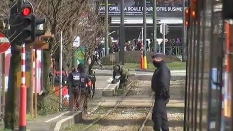 ¿Qué quería hacer este experto? El video de un torpe manipulador de explosivos causa hilaridad