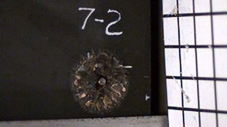 Video: Espuma metálica convierte balas perforantes en polvo