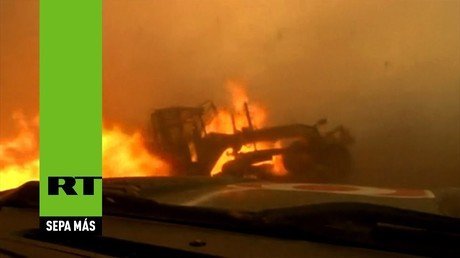 Unos 'cazatornados' rescatan a un hombre de las llamas 