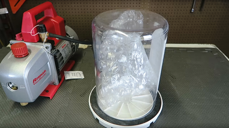 Esto pasa si metemos plástico de burbujas en un generador de vacío