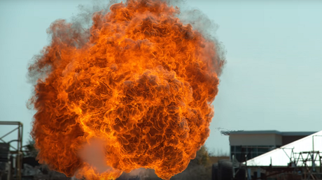 Amigos filman cómo funciona un lanzallamas en 'slow motion' y les sale algo espectacular