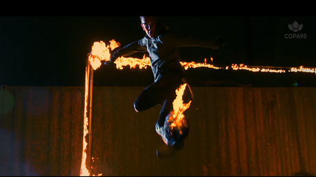 Fútbol épico con una pelota ardiente (¡No intente repetir esto!)