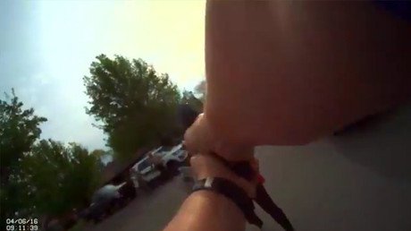 Video: Un policía mata a tiros a una mujer armada con un hacha vikinga