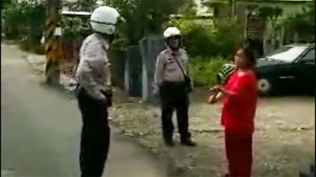 ¿Talento de karateca o abuso de fuerza? Un agente desarma a una mujer de un solo golpe