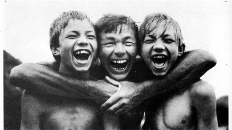 Un 'tesoro' escondido entre la basura: Esto es lo que contenía un álbum tirado en una calle