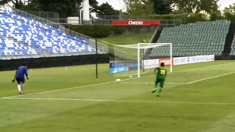 El autogol más improbable y milimétrico de un arquero