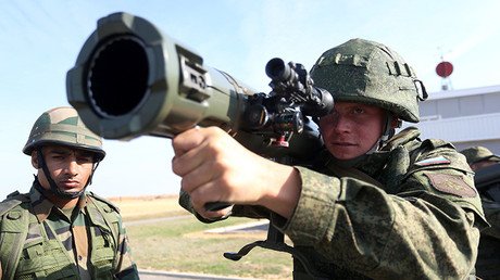 Video: Esto pasa al disparar una granada de carga hueca contra un vehículo blindado