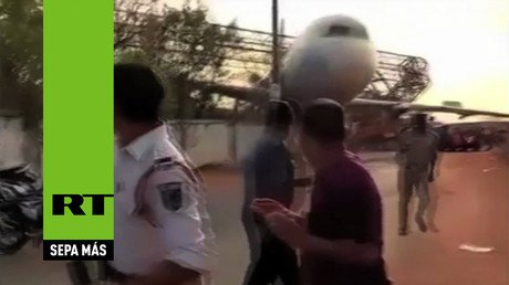 Un avión de pasajeros se desploma junto a un aeropuerto de la India