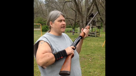 'Fusila' solemnemente y destroza los tres iPhones de sus hijos "para que obedezcan"