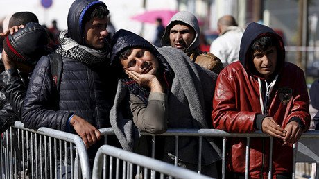 "Volved a Turquía": vigilantes búlgaros armados con machetes detienen a refugiados afganos (Video)