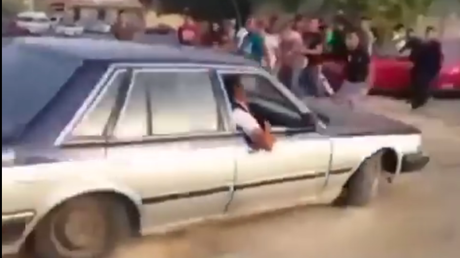 ¿Superreflejos?: Un hombre a punto de ser arrollado por un auto escapa de la manera más inesperada