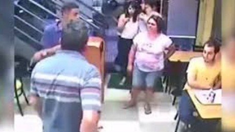 La increíble y cómica reacción de un joven durante un robo a mano armada