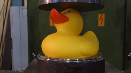 El famoso patito amarillo se resiste a 'morir' en la prensa hidráulica