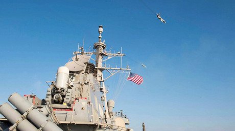 Así 'asustan' cazas rusos a un destructor de EE.UU. (VIDEO)