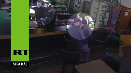 ¡Ni siquiera unos delincuentes armados detuvieron los besos de esta apasionada pareja!