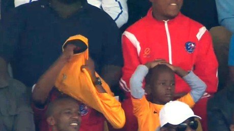 El peor hincha: se pone la camiseta del rival al ver que su equipo pierde