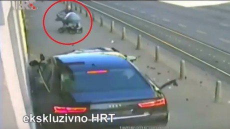 La desesperada y acertada reacción de un papá para salvar a su hijo de una tragedia