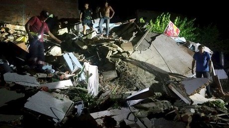 Consecuencias del terremoto de 7,8 en Ecuador, minuto a minuto
