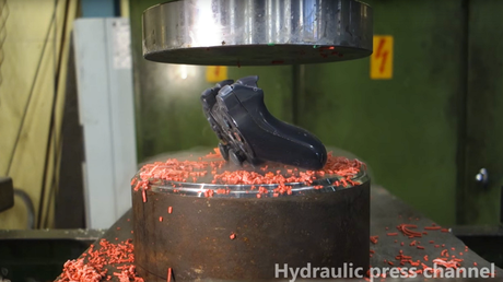 Esto pasa si aplastamos objetos 'ultracongelados' con una prensa hidráulica