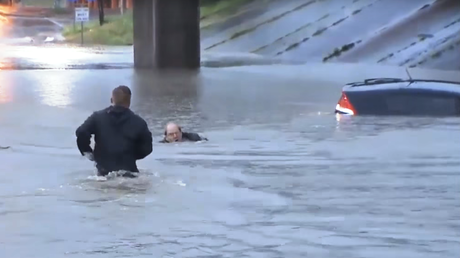 Un periodista salva en vivo a un hombre que se estaba hundiendo en su auto