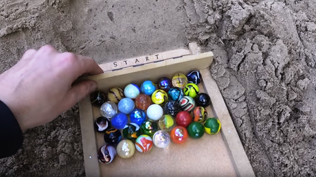 Vibrante carrera de canicas de 150 m con arena y obstáculos (¡Escoge tu favorita!)