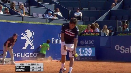 El golpe de un recogepelotas que se volvió viral en internet 