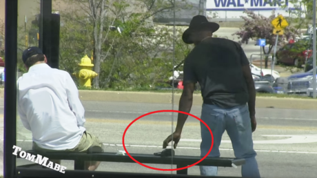 Robarle el celular a este hombre 'dormido', fue un grave error