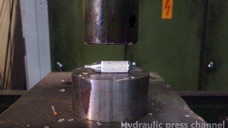 Esto es lo que pasa si aplastamos objetos explosivos con una prensa hidráulica