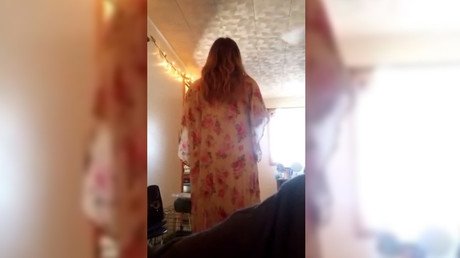 Filma a su novia en secreto y sorprende a la Red