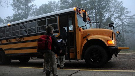 VIDEO: Brutal, abusiva e incomprensible paliza de un maestro a un indefenso alumno
