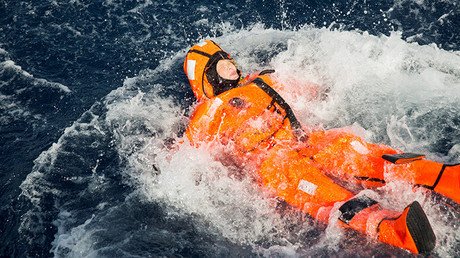 Polémica por el 'acto de solidaridad' de una ministra noruega bañándose en el Mediterráneo