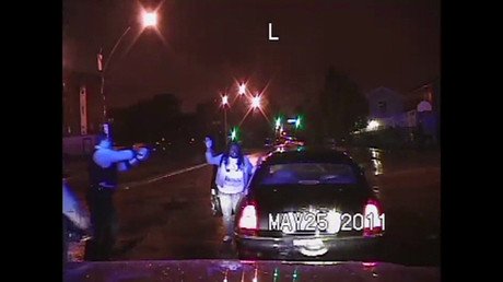 Video: Revisan el caso de un policía de EE.UU. que golpeó contra el suelo a una mujer afroamericana