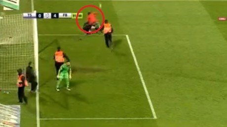 Salta al campo y golpea violentamente a un árbitro de la liga turca