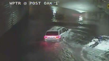 Muere ahogada al intentar cruzar en su coche un túnel inundado (FUERTES IMÁGENES)