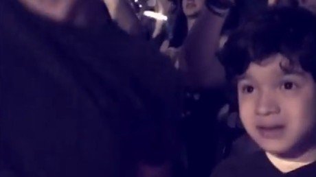 Lleva a su hijo con autismo a un concierto de Coldplay y su reacción se vuelve viral