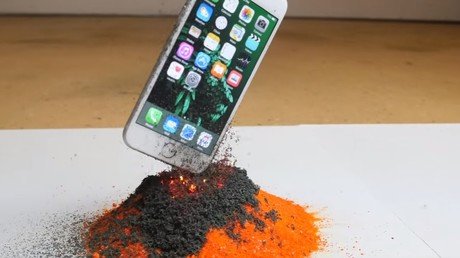 ¿Por qué no hay que tirar un iPhone a un volcán activo?