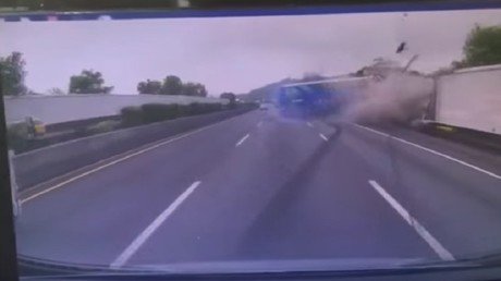 ¡Vaya irresponsabilidad del conductor!: un bus se empotra a alta velocidad en un muro