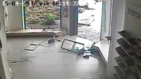 Así se ve un fuerte tornado desde el interior de una zapatería