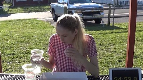 Una modelo se come 50 donuts de un tirón y sonríe como si nada