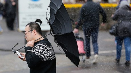 Una ciudad alemana instala semáforos para adictos al móvil (Video)