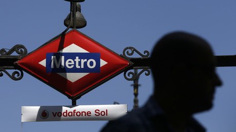 España: Apalean brutalmente a un policía con su porra y quedan libres