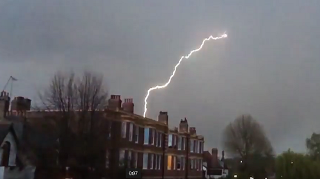 Momento dramático: un avión de pasajeros es alcanzado por un rayo cerca del aeropuerto de Heathrow