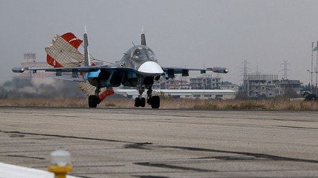 El Ejército sirio se prepara con el apoyo aéreo ruso para una ofensiva contra la 'capital' del EI