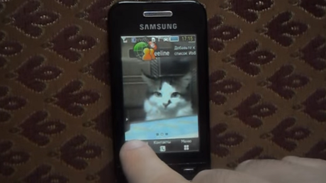 Un ruso logra el estrellato en la Red gracias a su viejo móvil Samsung