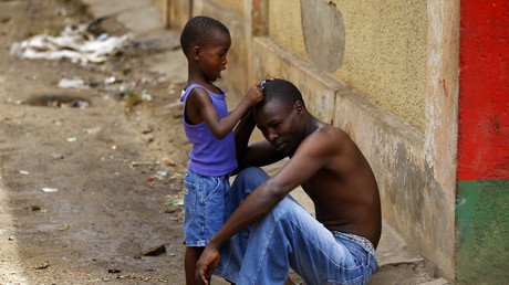 Condenados a morir: La comunidad de África que lucha contra un enemigo invisible