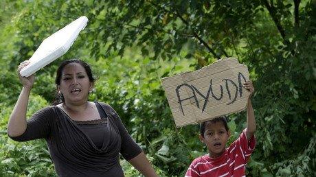 Una niña ecuatoriana de diez años cambia sus juguetes por agua para ayudar a las víctimas del sismo